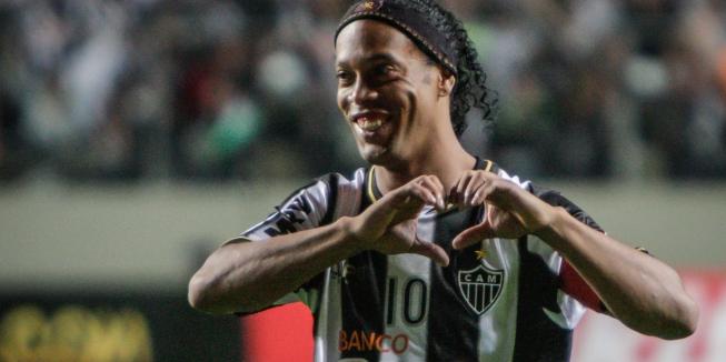 Ronaldinho Gaúcho completa 41 anos e Galo homenageia o ídolo