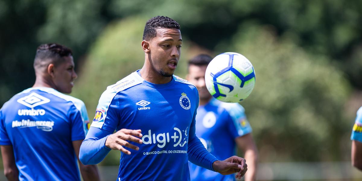 Contrato assinado: Pedrinho é o único a desbancar Ceni e fecha com atacante substituto de Vegetti para o Vasco - (Foto - Montagem TV Foco)