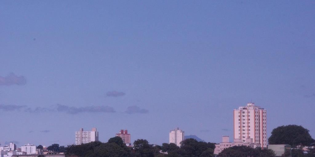 Céu claro em BH (Maurício Vieira)
