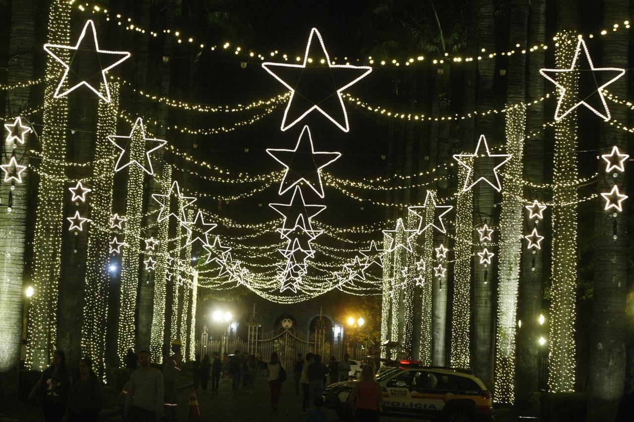 Iluminação de Natal na Praça da Liberdade é ligada por 10 minutos em último  teste; veja como ficou
