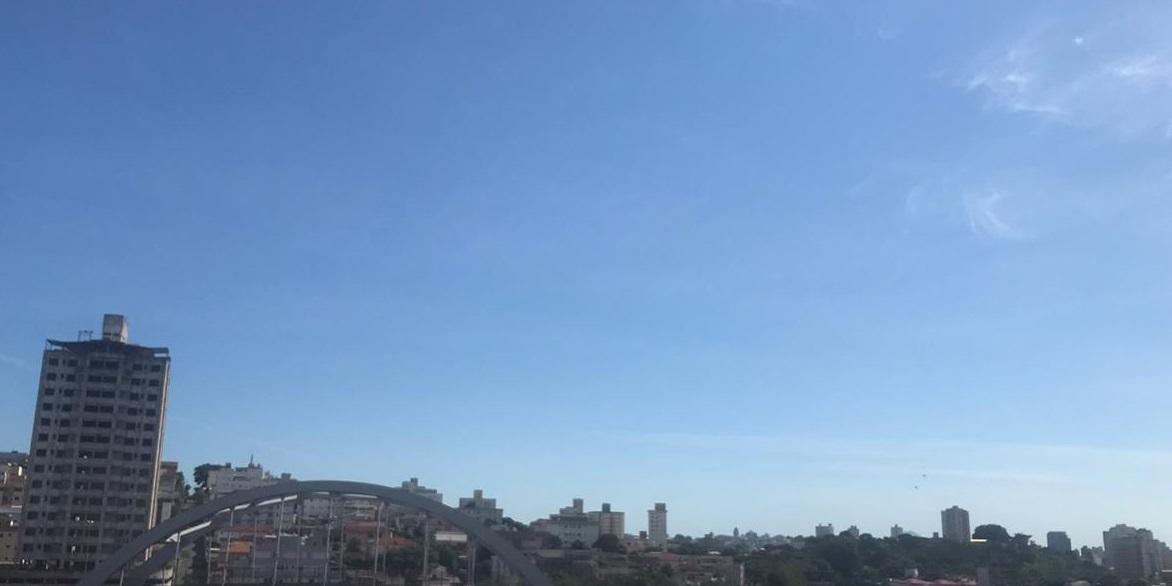 A temperatura mínima foi de 12 °C, a máxima estimada é de 26 °C e a umidade relativa mínima do ar em torno de 25% à tarde. (Juliana Baeta/Arquivo Hoje em Dia)