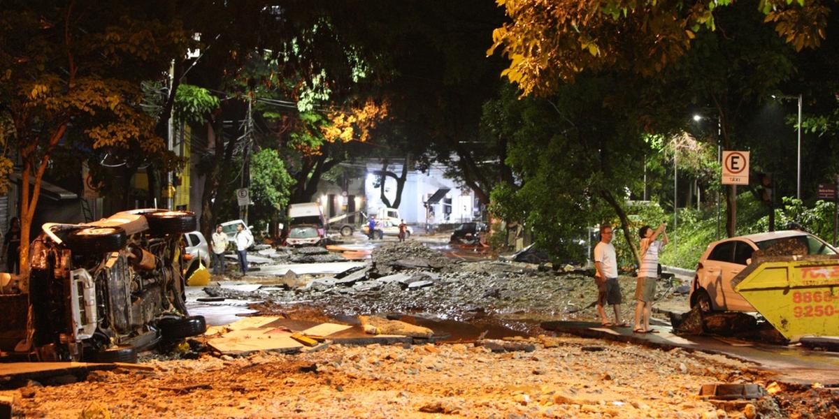 Praça Marília de Dirceu, no Lourdes, foi arrasada pelo temporal de 28 de janeiro de 2020: maior chuva da história de BH (Lucas Prates/Arquivo Hoje em Dia)