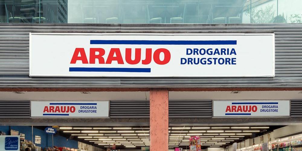 É recomendado entrar em contato previamente com a loja escolhida para confirmar a presença do farmacêutico capacitado e a disponibilidade do teste (Drogaria Araujo/ Divulgação)