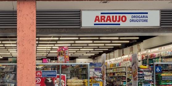 É recomendado entrar em contato previamente com a loja escolhida para confirmar a presença do farmacêutico capacitado e a disponibilidade do teste (Drogaria Araujo/ Divulgação)