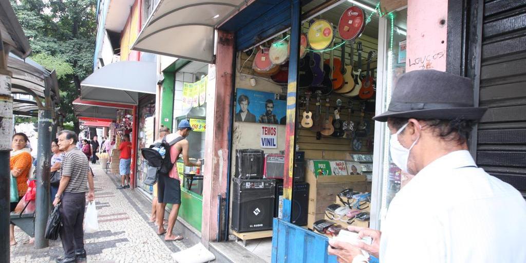 Lojista que decidir abrir deverá seguir diversas regras, como o pagamento de vale-transporte, hora extra e folga (Lucas Prates)