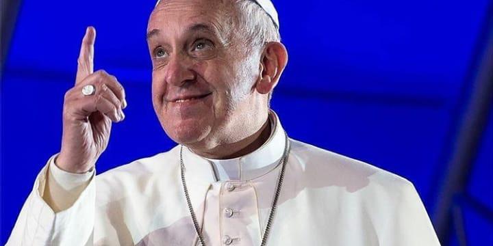 'Ainda estou vivo', disse papa Francisco ao deixar o hospital em Roma neste sábado, após três dias internado (Vaticano Media)