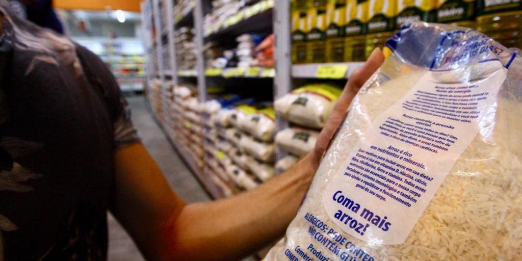 Associação Brasileira de Supermercados recomenda aos consumidores que não façam estoques em casa (Maurício Vieira / Hoje em Dia)