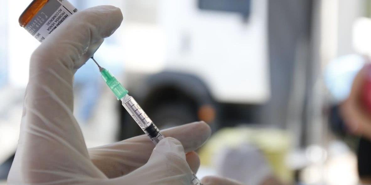 Público mais vulnerável começou a ser imunizado com a CoronaVac na sexta-feira em Belo Horizonte (Tânia Rêgo/Agência Brasil)