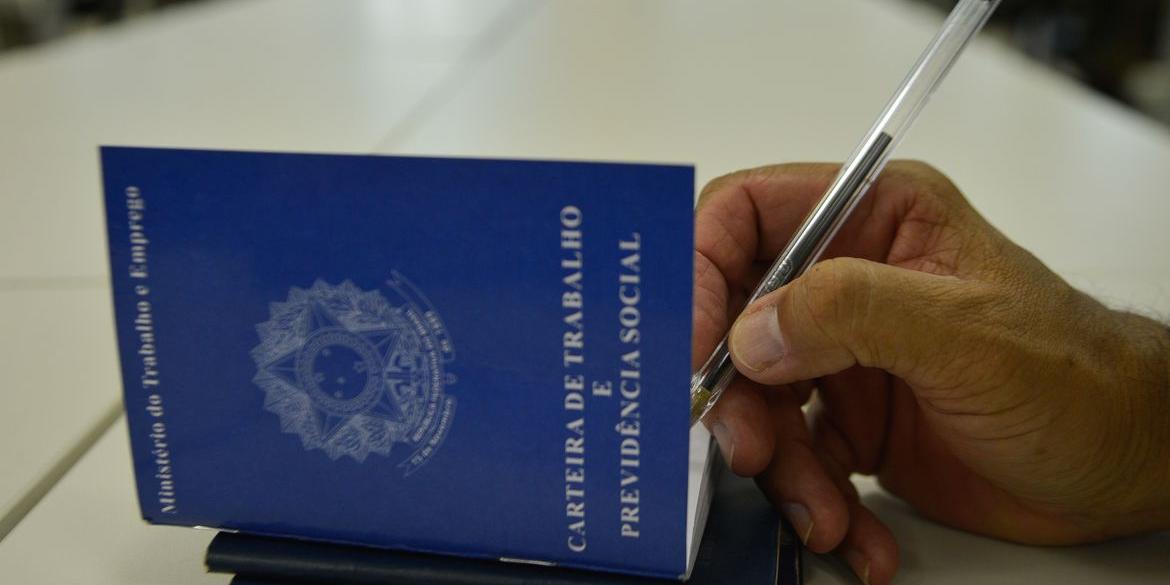 Os salários podem chegar até R$ 4,3 mil nesta quinta-feira (Marcello Casal Jr/Agência Brasil)