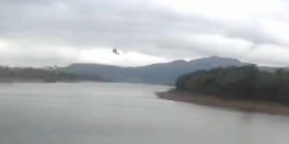 Helicóptero cai no Lago de Furnas, em Capitólio (Reprodução/ Corpo de Bombeiros)