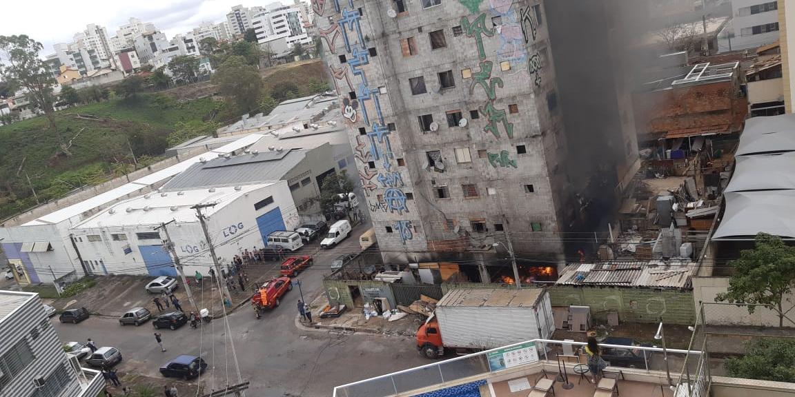 Incêndio em novembro de 2020 atingiu o prédio no Castelo, em BH, onde viviam famílias da ocupação Marielle Franco (Corpo de Bombeiros/Divulgação)