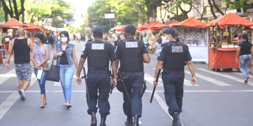 Guarda Municipal durante patrulhamento na Feira Hippie  (Maurício Vieira / Hoje em Dia)