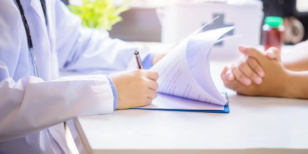 Para concorrer a uma das vagas, é necessário possuir título de especialista em Medicina de Família e Comunidade ou ter concluído residência médica na área (Freepik/Divulgação)