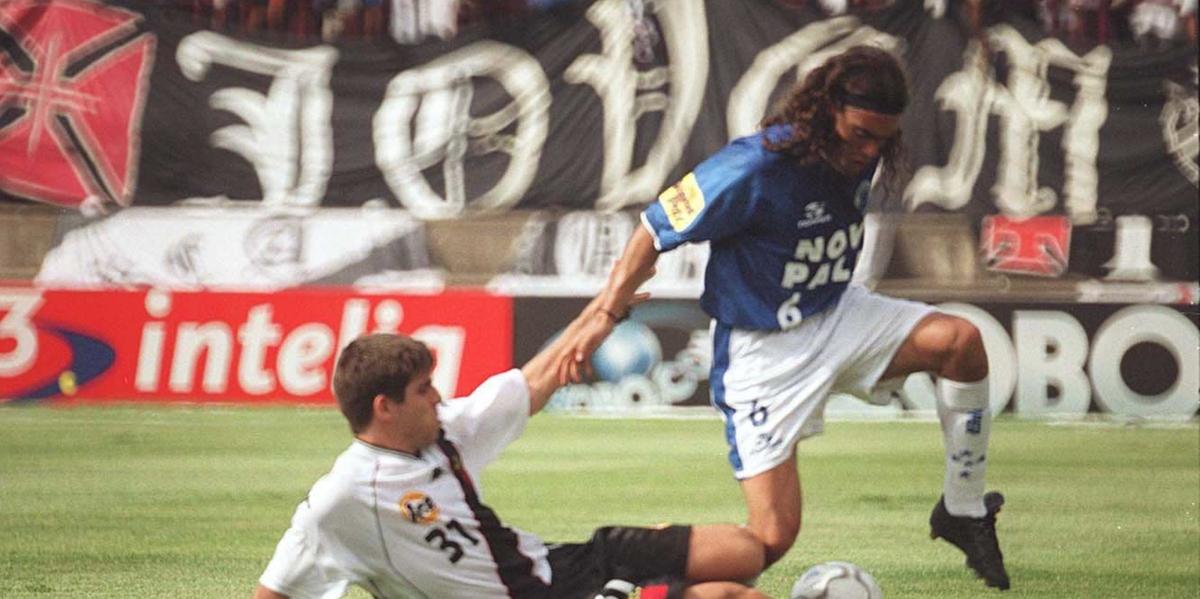 Juninho e Sorín disputam durante jogo Cruzeiro x Vasco, em 2000 (Cristiano Machado/Arquivo Hoje em Dia)