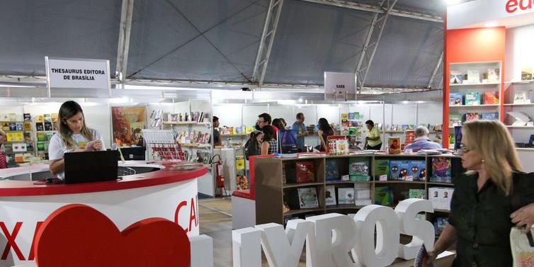 Livros aparecem entre os dez itens mais buscados para a Black Friday (Fábio Rodrigues Pazzebom/Agência Brasil)