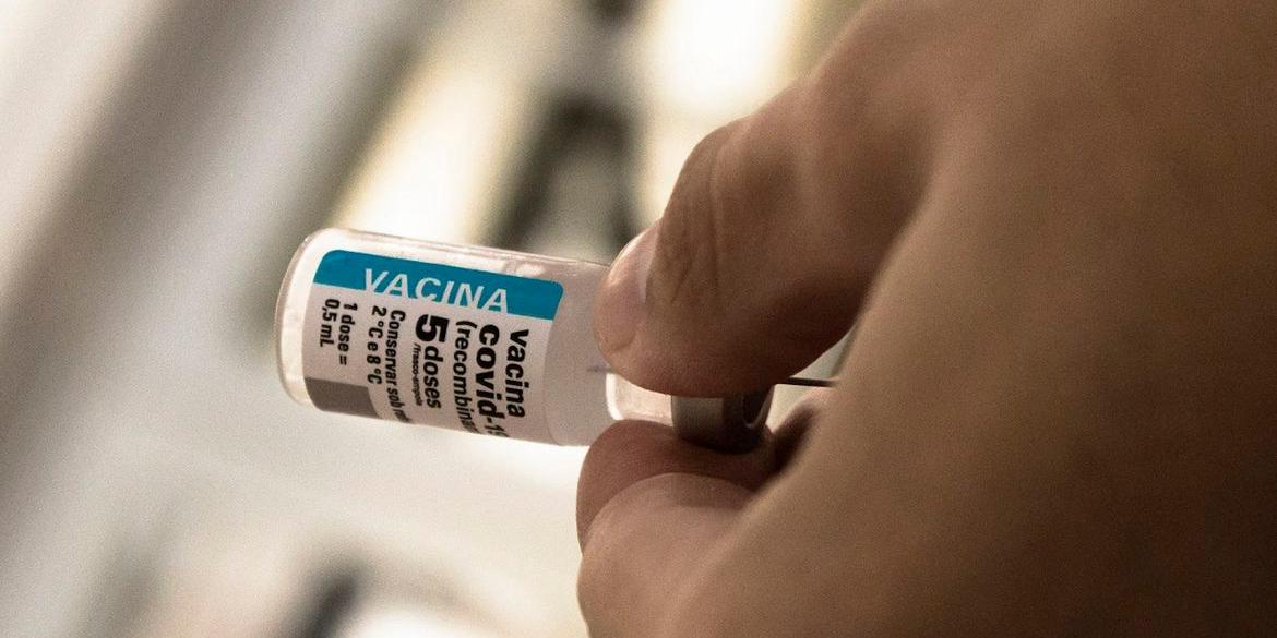 Vacina AstraZeneca é alvo de fake news (Raquel Portugal/FioCruz)