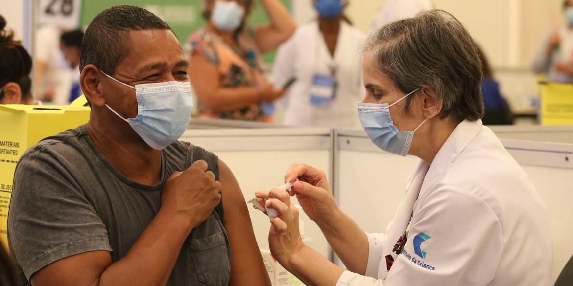 Desde o início da pandemia, país registrou 691 mil mortes pela doença (Rovena Rosa/Agência Brasil)