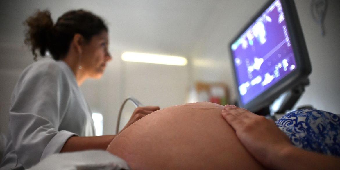 Hipotireoidismo e hipertireoidismo podem afetar a fertilidade feminina (André Borges/Agência Brasil)
