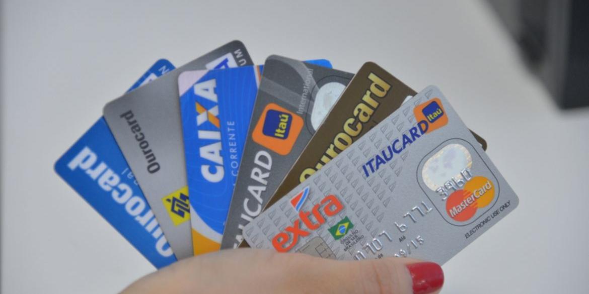 Pesquisa mostrou que as compras feitas com os cartões de avós são mais contestadas do que as realizadas com os cartões de outros parentes (Arquivo/ Agência Brasil)