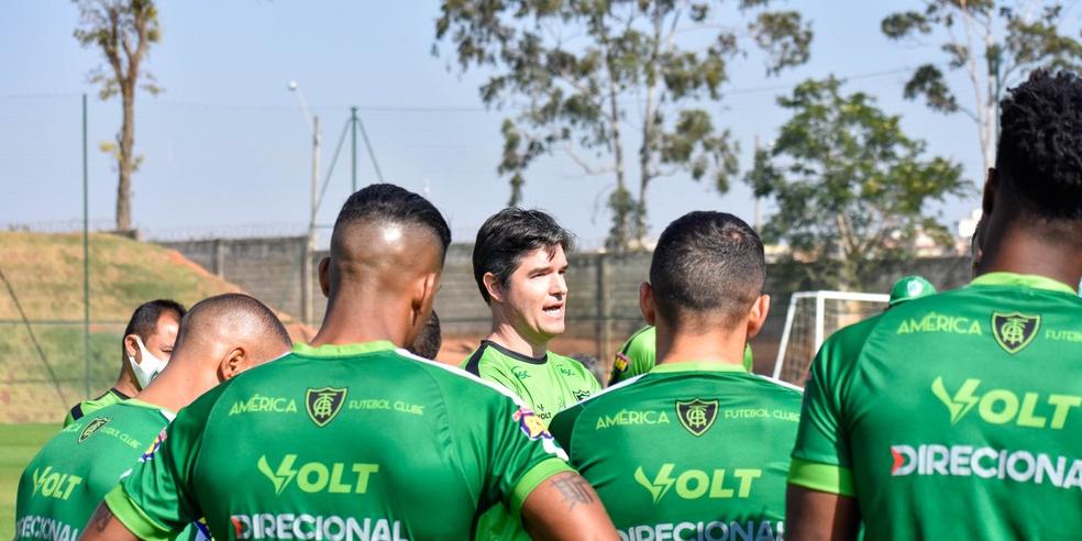 ( João Zebral / América-MG)