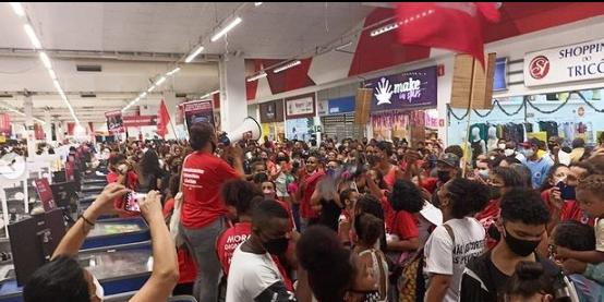 Famílias de ocupações de BH fazem protesto contra a fome e a miséria em hipermercado