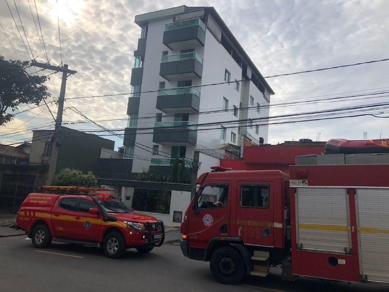 Bombeiros controlaram o fogo e acionaram a Defesa Civil para análise estrutural do prédio (Divulgação/CBMMG)