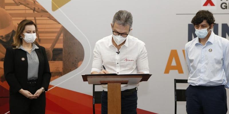 Cristiane Gomes, presidente da CCR Aeroportos, Romeu Zema, Governador de Minas Gerais (ao centro), e Fernando Marcato, secretário de Estado de Infraestrutura e Mobilidade (Cristiano Machado / Imprensa MG)