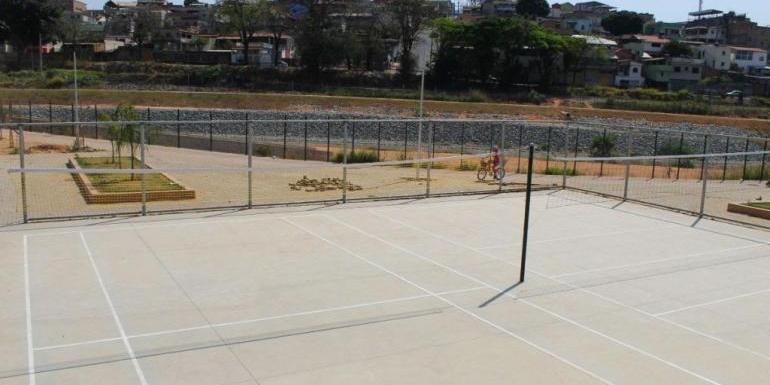 Novo espaço de lazer e esportes no entorno do córrego Túnel-Camarões, no Barreiro (Rogério França / PBH / Divulgação)