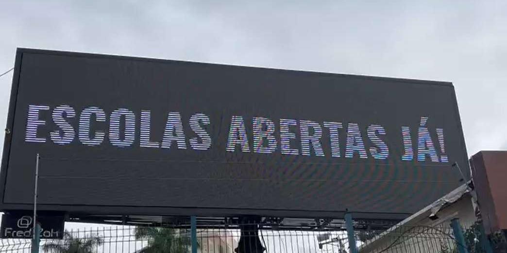 21 placas de LED em protesto contra o adiamento das aulas das crianças foram espalhadas por BH (Reprodução / Redes Sociais)