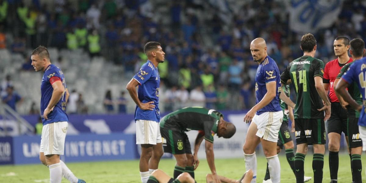 No duelo com o Coelho, Maicon (á direita) fez sua reestreia com a camisa celeste (Fernando Michel)