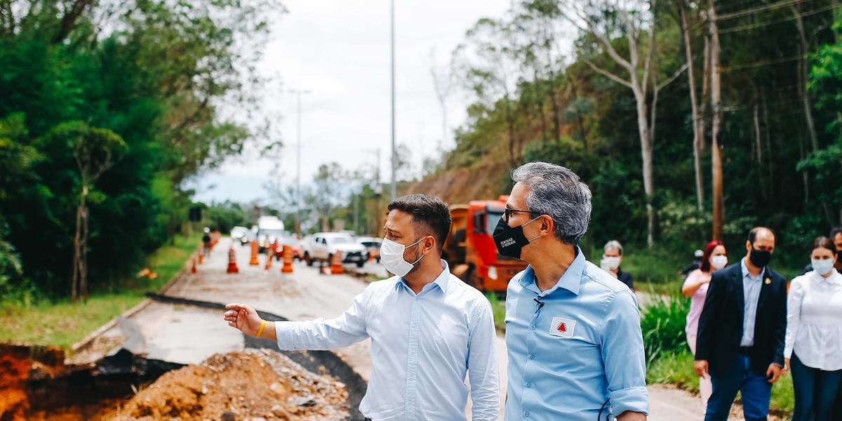 Prefeito de Nova Lima, João Marcelo Dieguez, e governador Romeu Zema visitam trecho da MG-030 destruído pelas chuvas (João Victor Moraes)