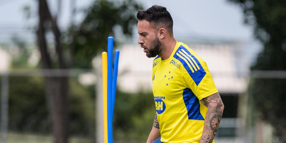 Meia Giovanni foi expulso nos minutos finais da vitória da Raposa sobre a Caldense, no Ronaldão (Gustavo Aleixo/Cruzeiro)
