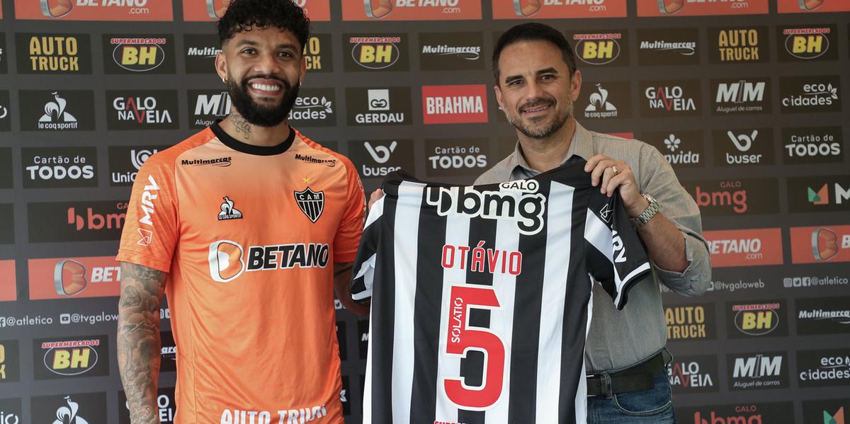 Otávio e Rodrigo Caetano na apresentação do jogador no Galo, nesta segunda-feira (7) (Pedro Souza / Atlético)