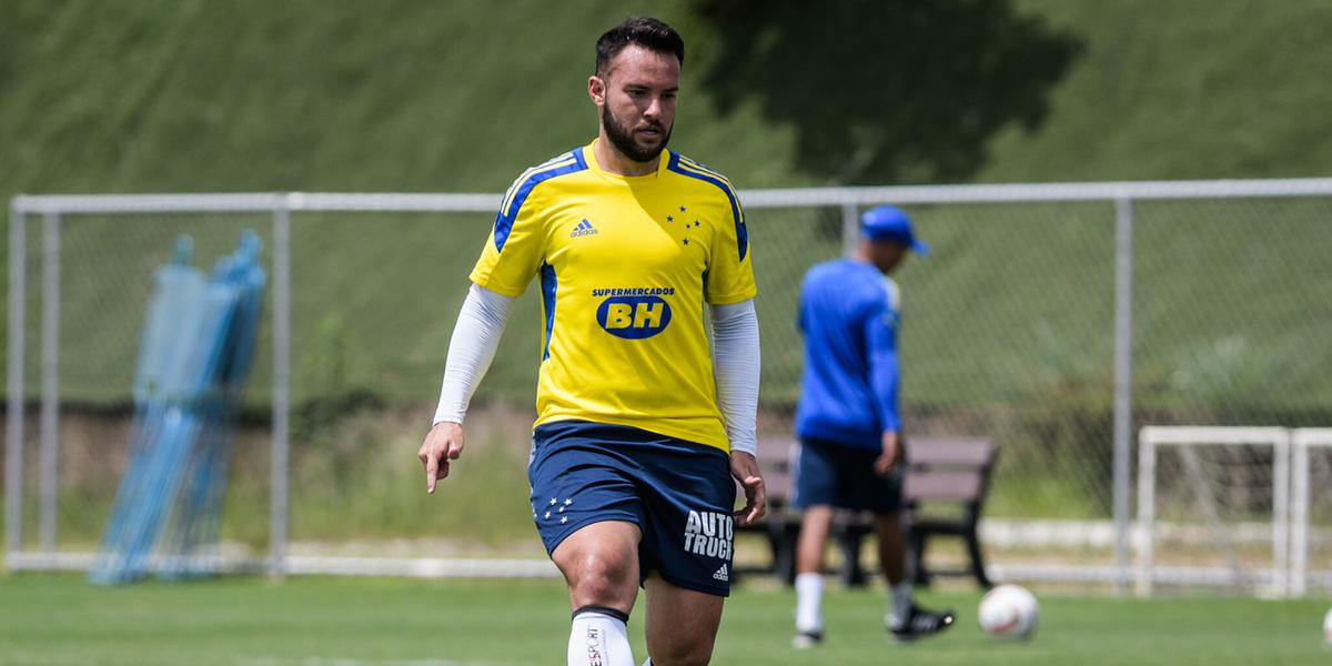 Suspenso no duelo com o Democrata-GV, meia Giovanni volta a ficar à disposição da comissão técnica (Gustavo Aleixo/Cruzeiro)