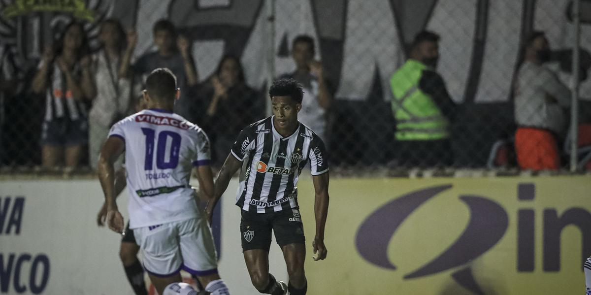Dylan Borrero, do Galo, e Iago, da URT, em lance do duelo desta quarta-feira (9) (Pedro Souza/Atlético)