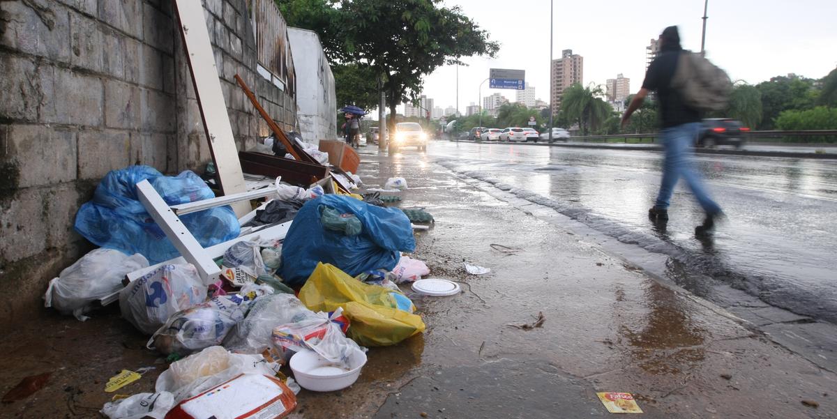 RISCO AUMENTADO - Com as chuvas de janeiro e o lixo descartado indevidamente, mosquito transmissor prolifera rapidamente (Maurício Vieira/Hoje em Dia)