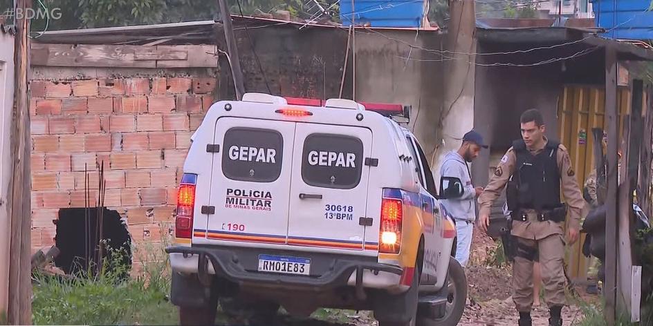 Polícia Militar esteve no local para apurar as circunstâncias da morte da mulher (Reprodução/TV Globo)