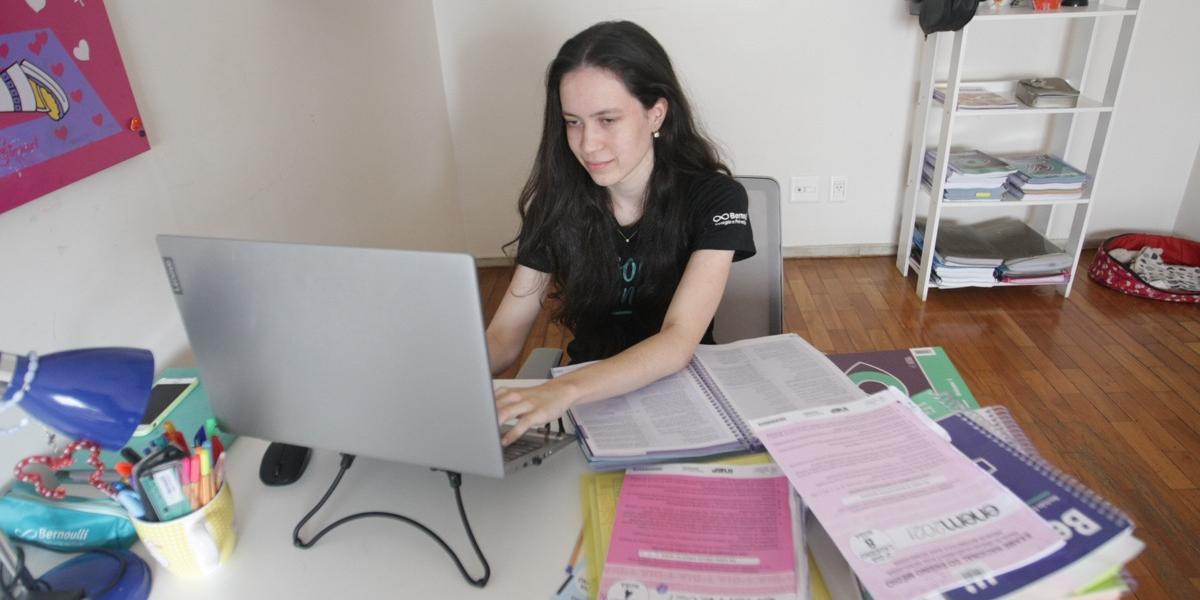 A estudante mineira Emanuelle Boucinhas tirou nota 1000 na Redação do Enem 2021 (Fernando Michel / Hoje em Dia)