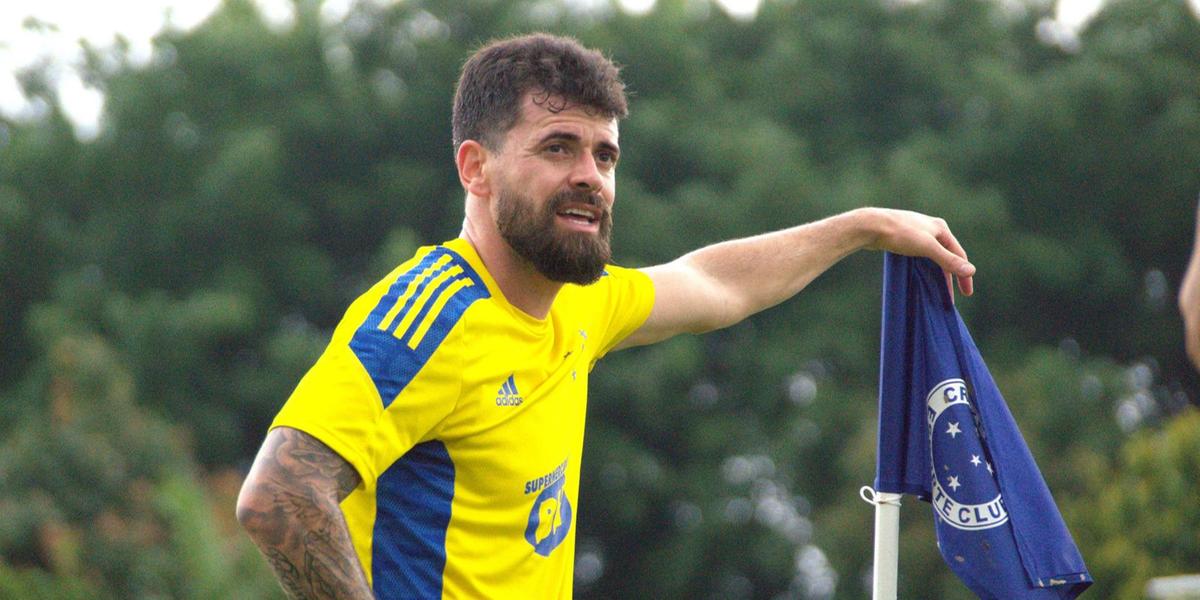 Contratado na semana passada, meia Fernando Canesín foi relacionado pela primeira vez (Pedro Carvalho/Cruzeiro)