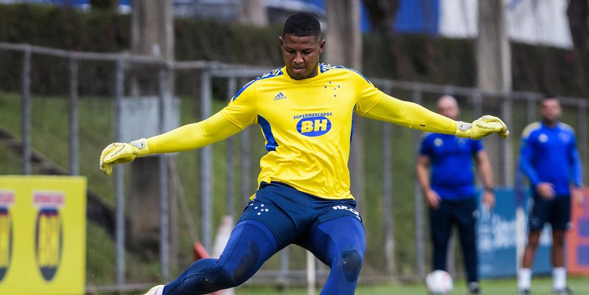 Titular na estreia da Raposa no Mineiro, jovem goleiro Denivys devfe iniciar jogando em Tombos (Gustavo Aleixo/Cruzeiro)