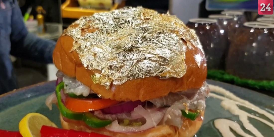 Restaurante no Egito cria sanduíche de tainha fermentada (feseekh) que leva folhas de ouro e custa até R$ 40 (YouTube / Sharjah24 News / Divulgação)