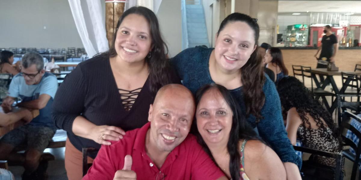 Eliane e Márcio com as filhas (Divulgação/Arquivo Pessoal)