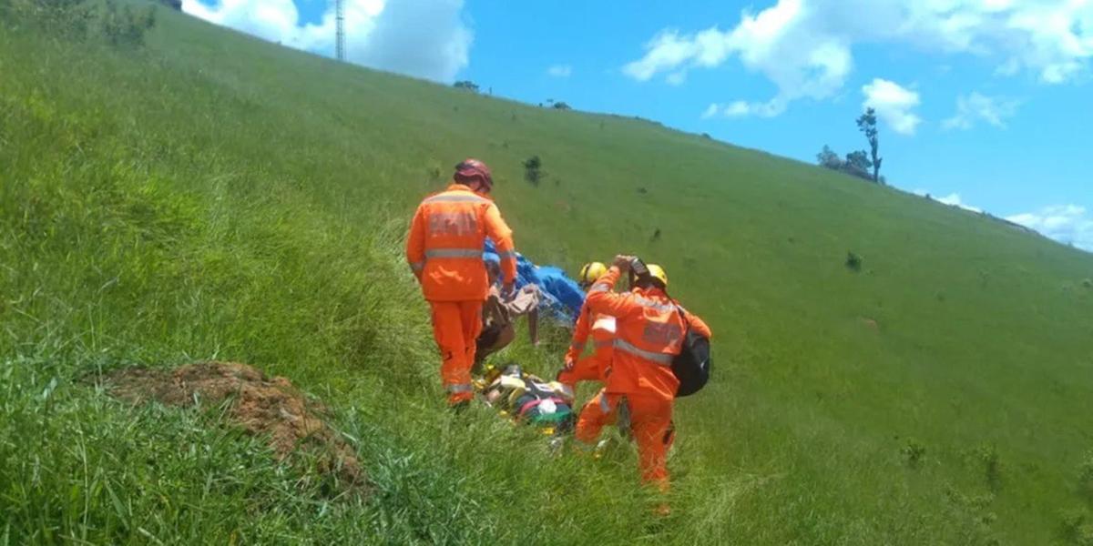 Bombeiros resgataram casal após a queda no Pico do Lobo Guará (Foto: CBMMG/ Divulgação)