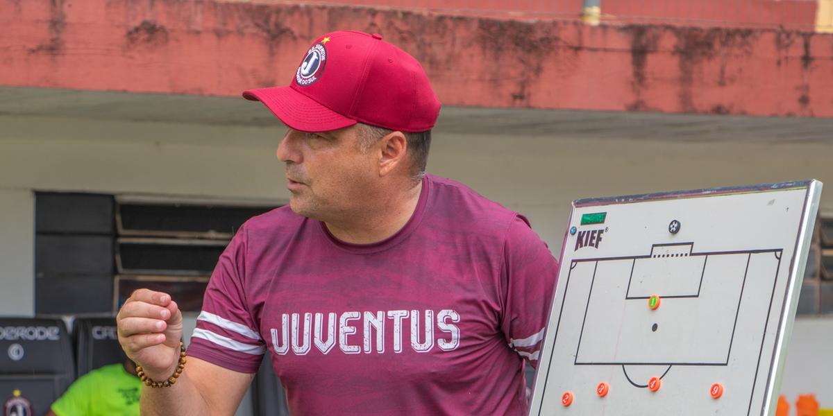 O último trabalho do comandante antes de acertar com o Verdão foi no Juventus-SC (Divulgação/Grêmio Esportivo Juventus)