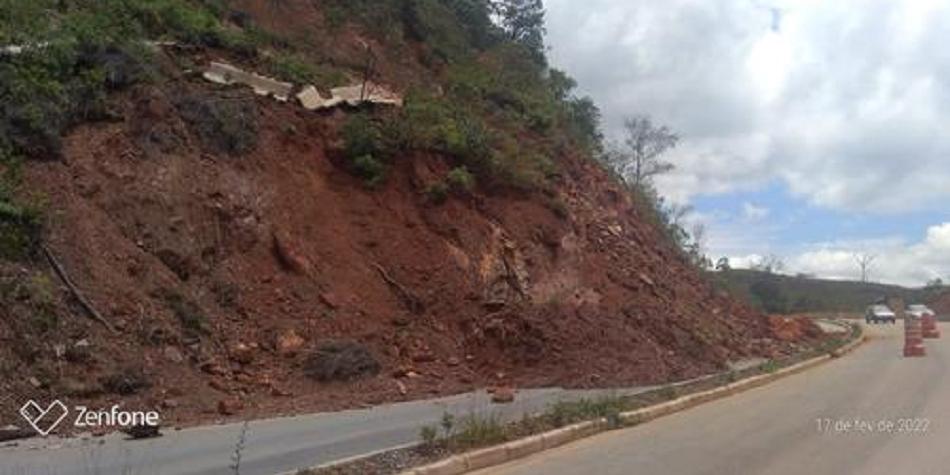 Trecho da rodovia MG-030, em Nova Lima, é interditado após deslizamento de terra (Facebook / Reprodução)