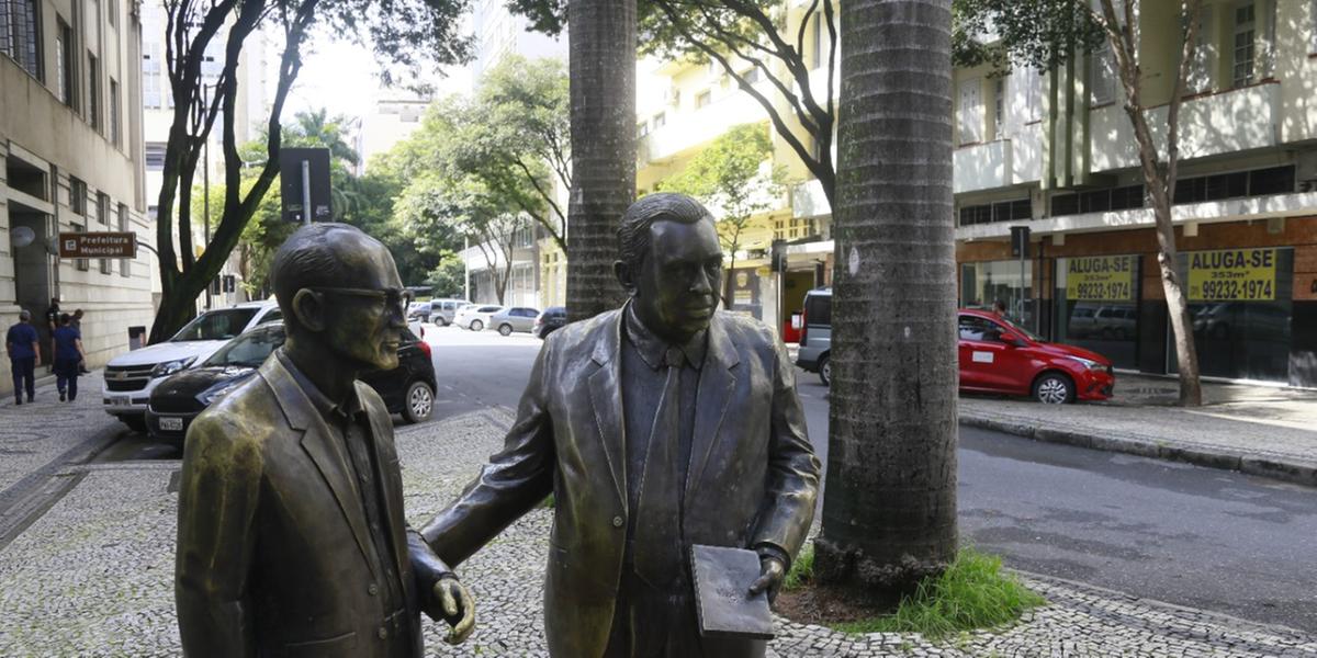 estatua Carlos Drummmond e Pedro Nava na rua da Bahia (João Lucas Machado Salgado)