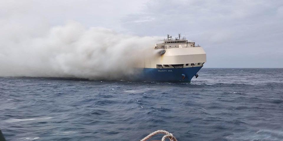 O navio cargueiro Felicity Ace pegou fogo próximo ao arquipélago de Açores e vários veículos de luxo foram perdidos (Marinha de Portugal / Divulgação)