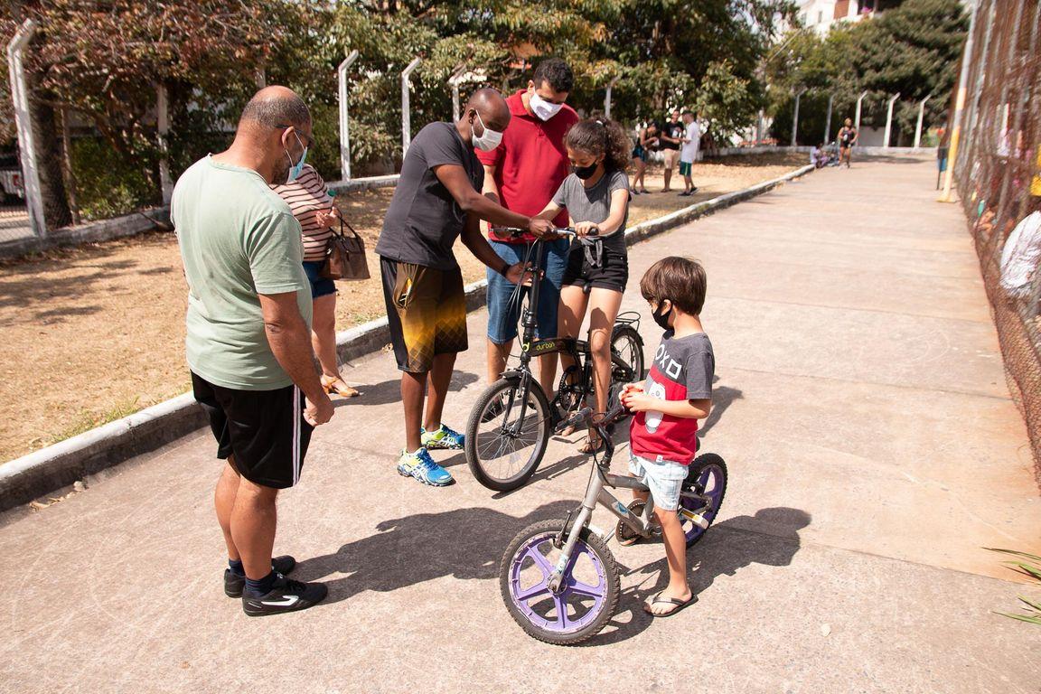 Aulas de bicicleta oferecidas pelo projeto em Contagem (Foto: Dê um Rolê em Contagem/ Divulgação)