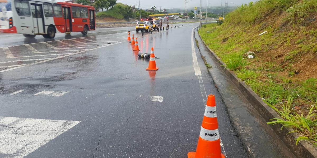 Polícia colocou cones na marginal da MG-424 e desviou o trânsito para a pista principal nessa sexta (18) (Polícia Militar Rodoviária Estadual / Divulgação)