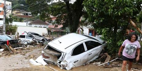 Mais de 140 veículos que obstruíam vias da cidade foram removidos (Tânia Rêgo/Agência Brasil)